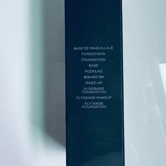 Laura Mercier Flawless Fusion Ultra-Longwear Foundation - Black Packaging - Picture 3 of 5